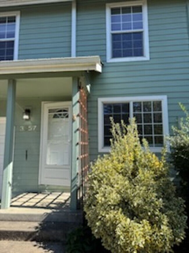 Building Photo - Spacious 3-Bedroom, 2.5-Bath Townhouse Nea...