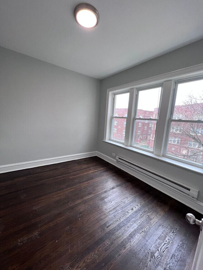 Building Photo - Spacious 2 bedroom Available