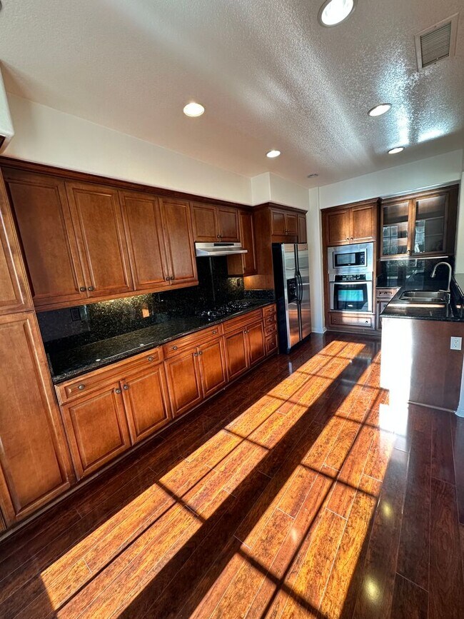 Building Photo - 2 Story home 3 Bedroom, 3 Bathroom Tustin Field.