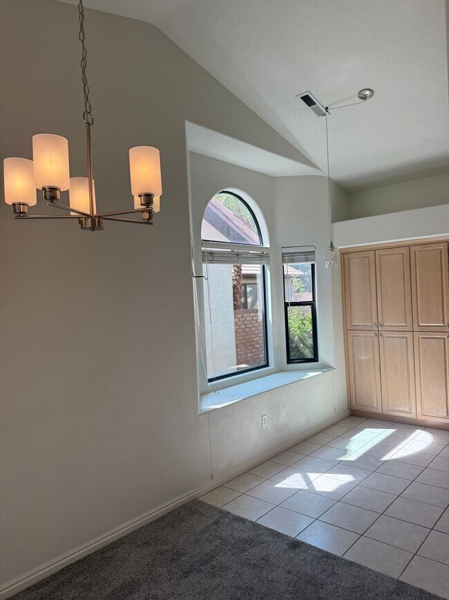 Building Photo - Single-Level Home with Community Pool, Gym...