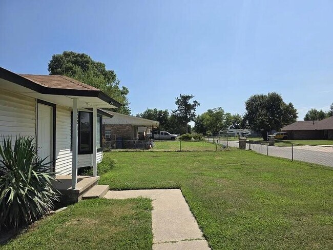 Building Photo - 10311 Bellview Dr