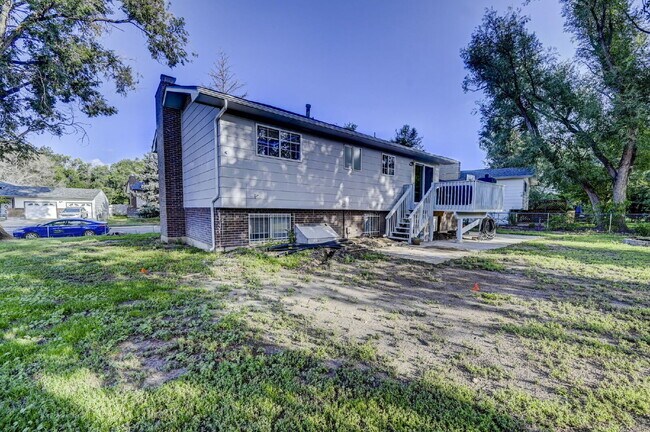 Building Photo - Charming 3-Bed Home with Bonus Room, Firep...