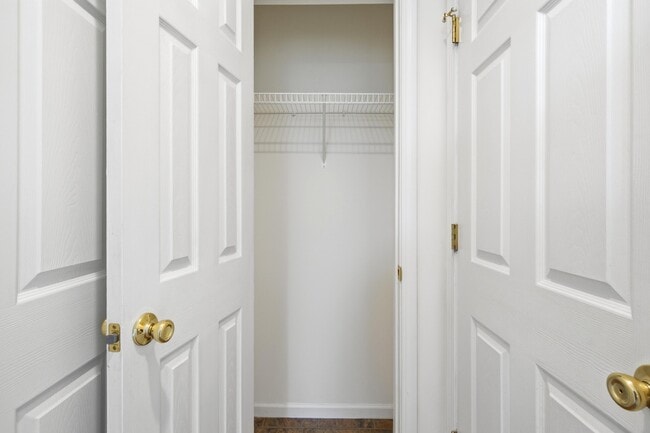 Building Photo - 2413 Northampton Dr