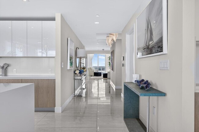 Building Photo - 3100 N Ocean Dr