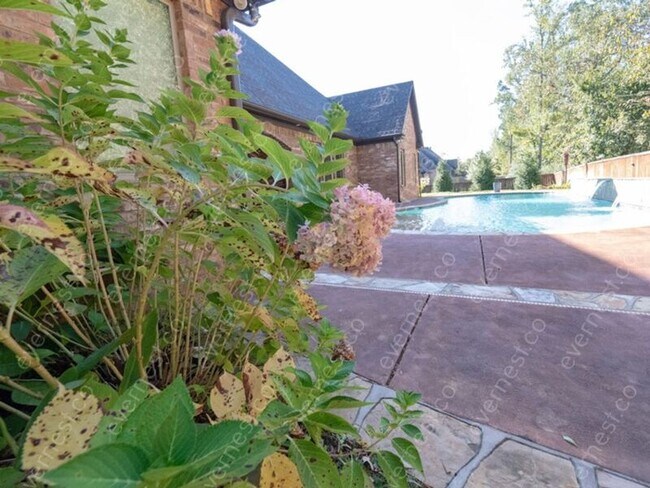 Building Photo - 6587 Westminster