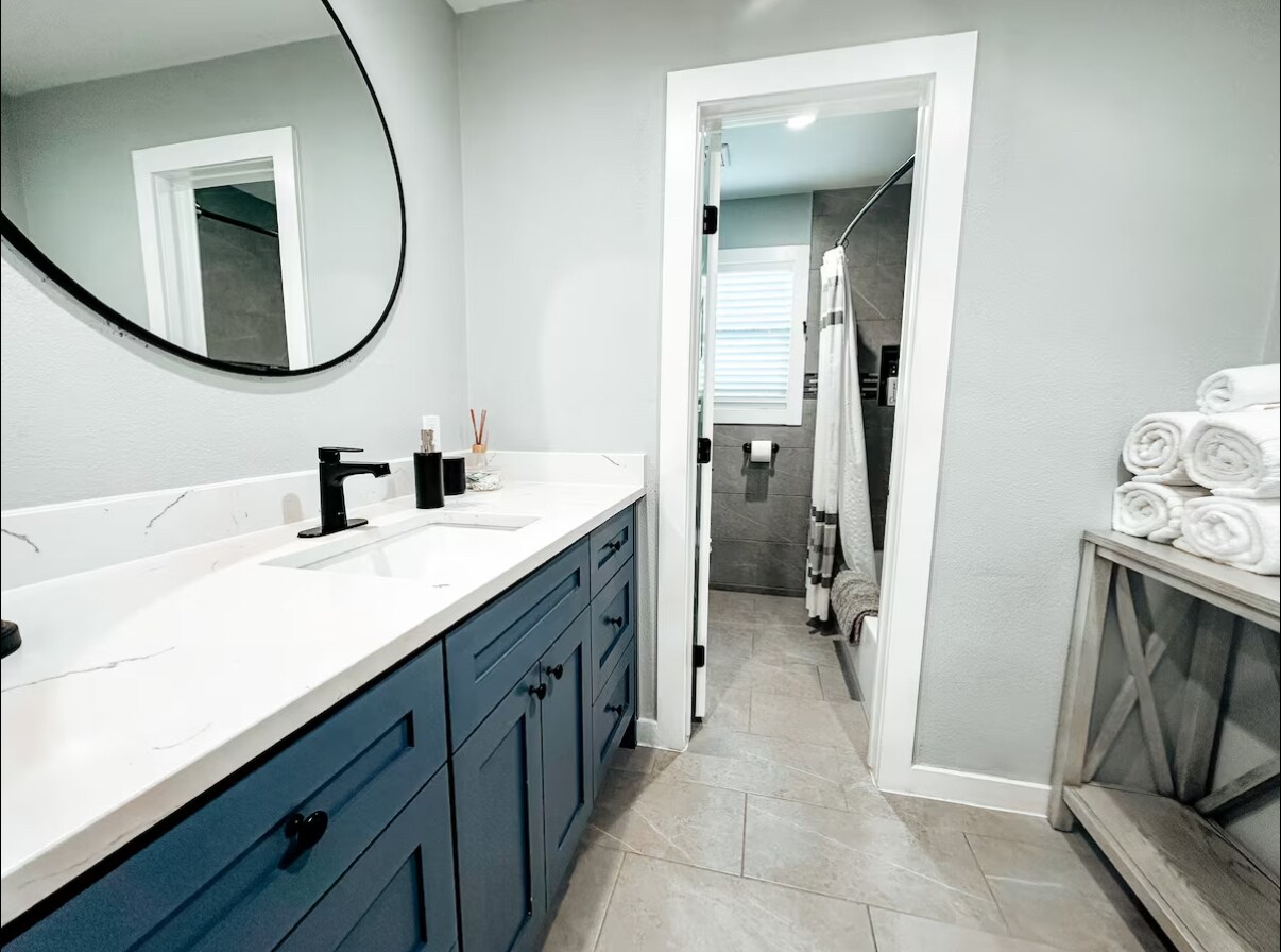 Building Photo - 1049 Meckel Dr