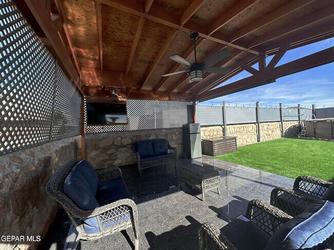 Building Photo - 14529 Petralia Ave
