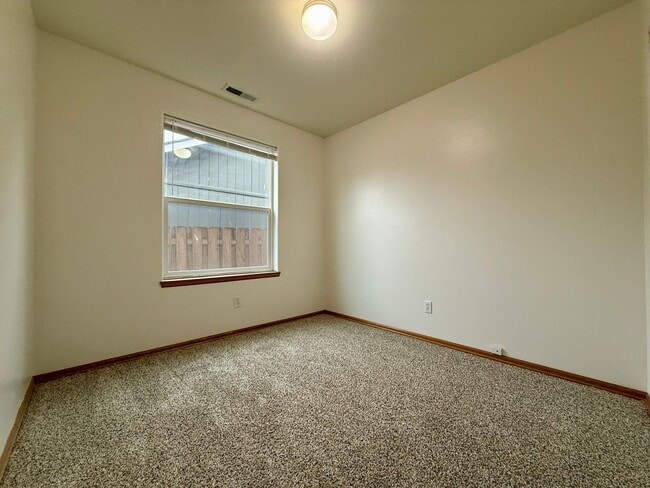 Building Photo - COME TAKE A LOOK AT THIS BEAUTIFUL NEWLY UPDATED HOME IN REDMOND!!