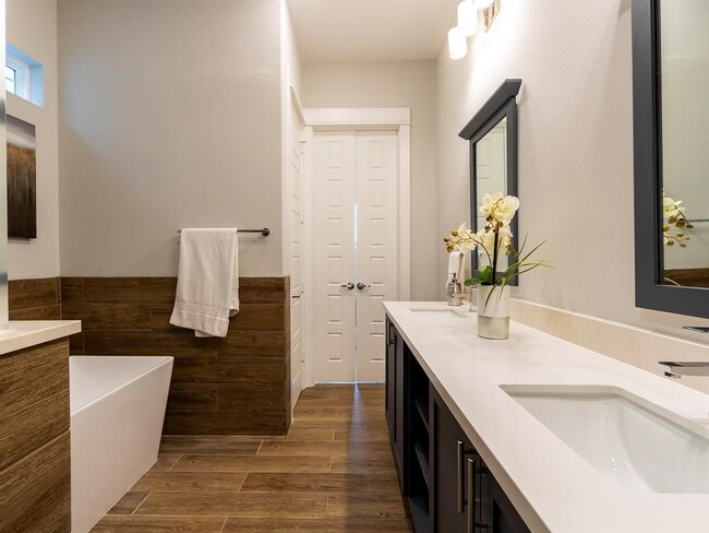 Building Photo - 1027 W 24th St