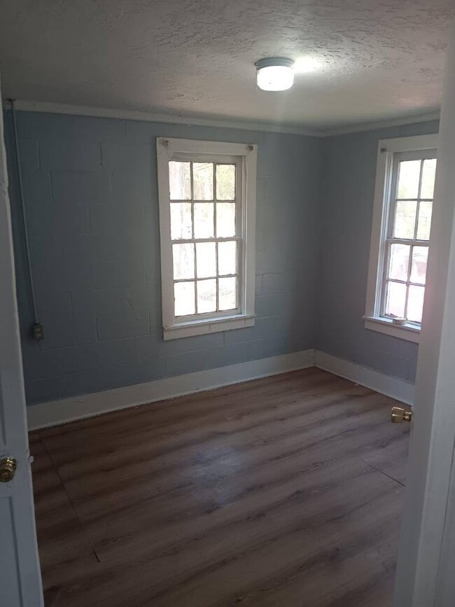 Building Photo - 2 bed 1 bath - Welcome to 409 Campbell Street