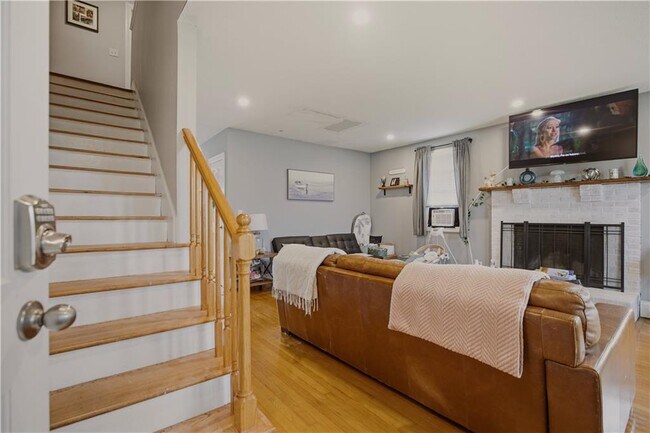 Building Photo - 223 Oliphant Ln
