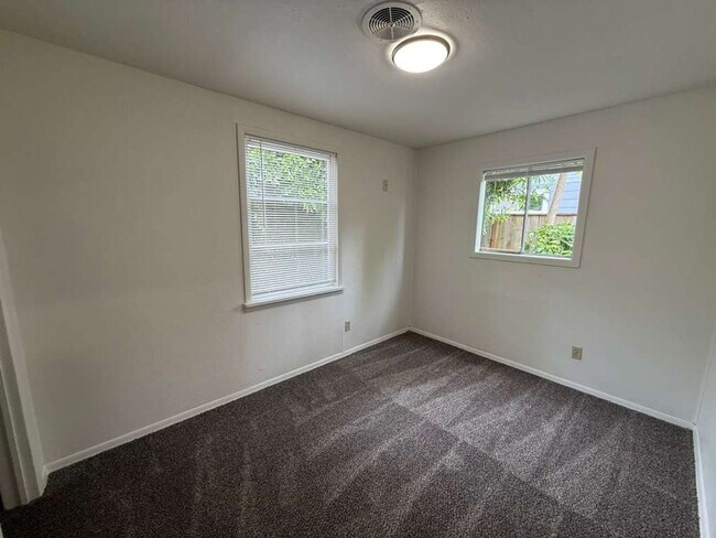 Building Photo - 3 Bedroom 1 Bathroom Greenwood Home!