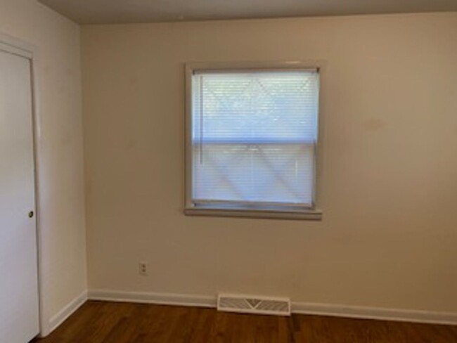 Building Photo - 3 Bed, 1 1/2 Bath, 1 Car Garage, Fenced Yard!