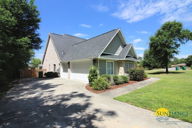 Building Photo - Stunning 4 Bedroom Custom Built Lake Front Home!
