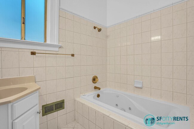 Building Photo - Cole Valley: Top Floor Edwardian Flat w/ F...