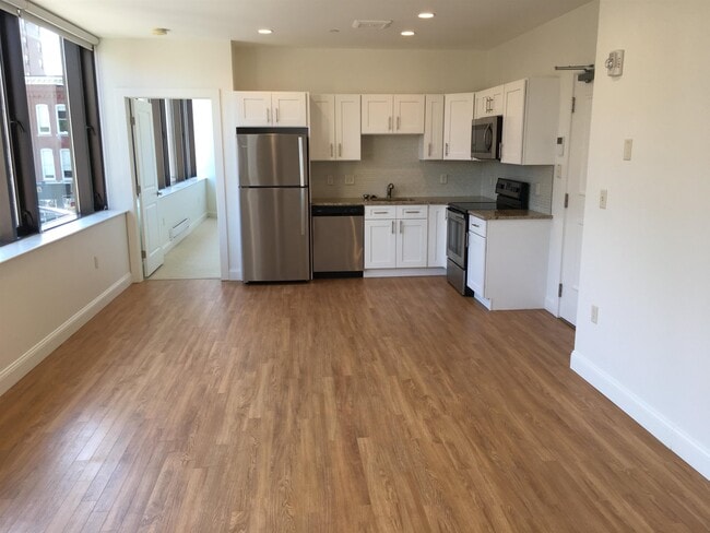 Building Photo - 875 Elm St