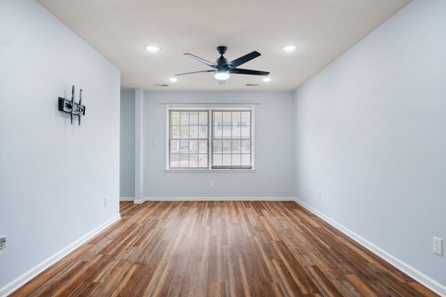 Building Photo - 3 bed/2 1/2 Bath. Pet Friendly. Easy acces...