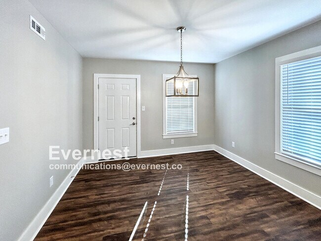 Building Photo - 4-Room Home in Prime Location Near Schools...