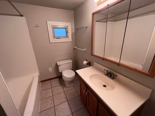 Building Photo - 1227 4th St