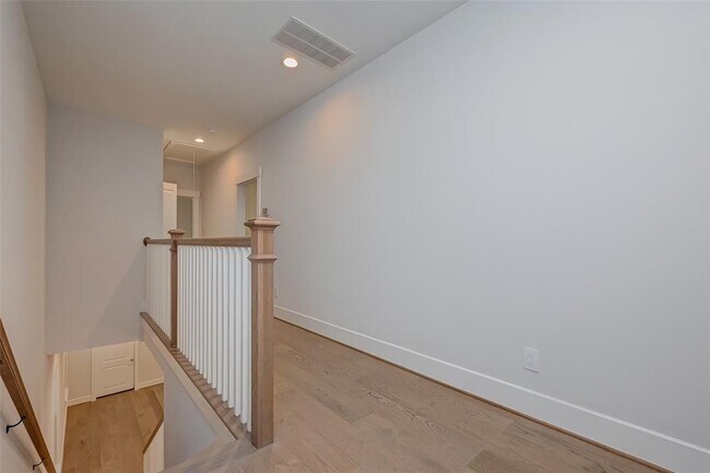 Building Photo - 10 Thorpe Ln