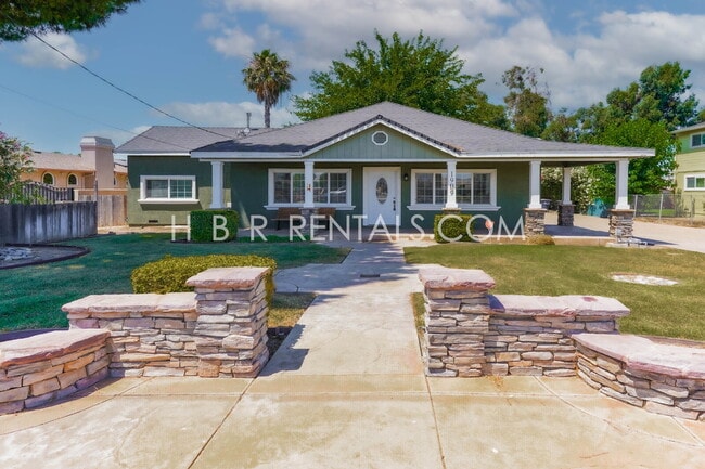Primary Photo - Charming 3-Bedroom Haven with 2 Full Baths...
