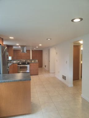 Building Photo - Spacious 2 Bedroom/ 1 bath lower unit in D...