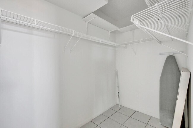 Building Photo - 2350 NE 14th Street Causeway