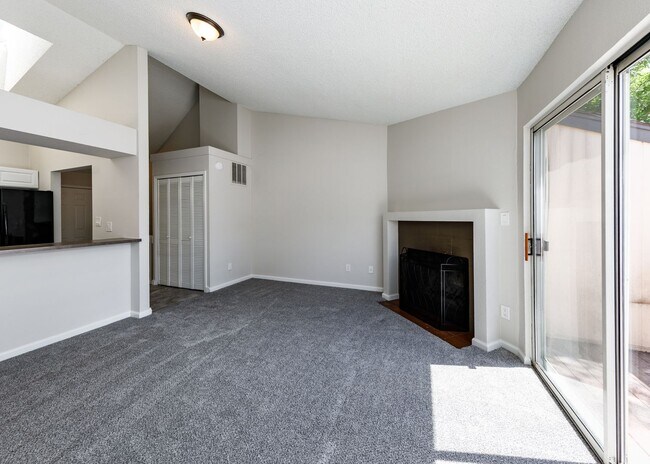 Building Photo - Lovely End Unit 2 Bed Condo, Centrally Located