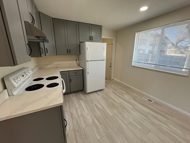 Building Photo - Spacious 4 bed 2 bath Townhouse Near Fitzs...