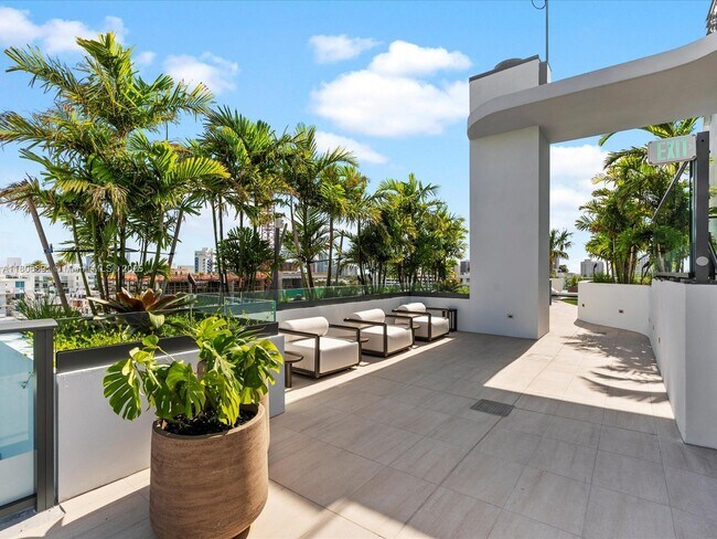 Building Photo - 9901 W Bay Harbor Dr