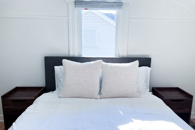 Building Photo - Furnished 3 Bedroom Walkable East Nashvill...