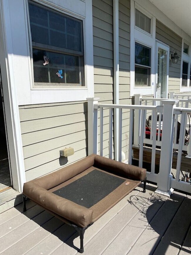 Building Photo - Three Bedroom 3.5 baths Townhouse for Rent...
