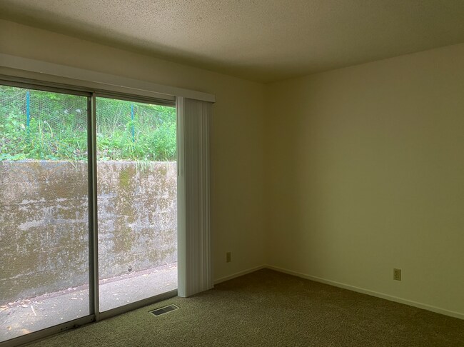 Building Photo - HUGE Charming 2BR/1BA Flat! Downtown! Laundry On-Site! Parking! -PROGRESSIVE