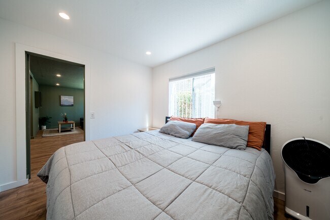 Building Photo - 2637 1/2 C St