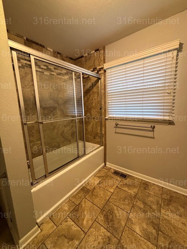 Building Photo - 3 bed 1 bath house for rent now!