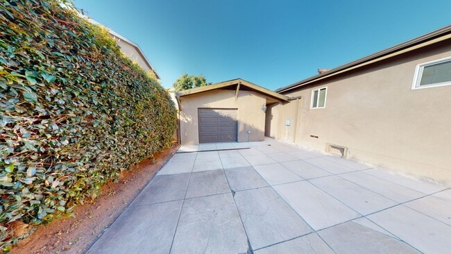 Building Photo - 4BD/3BA, Pool!! BIG house, 1800sqft!!