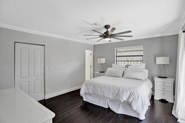 Building Photo - 2600 NE 52nd Ct