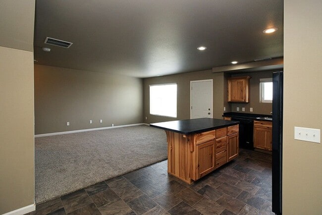 Building Photo - Reserve this Twin Home in a COZY Neighborhood Available Now!