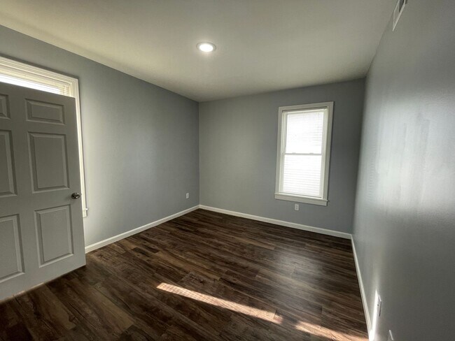 Building Photo - Bright and Beautiful Second Floor 2 Bedroo...