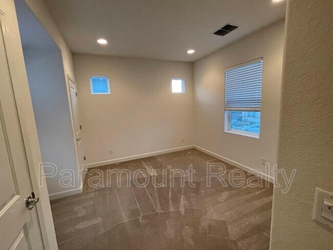 Building Photo - 538 E Marcello Ave