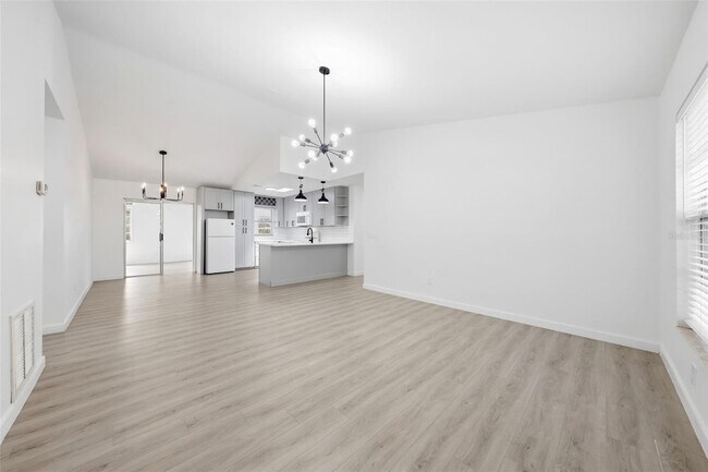 Building Photo - 515 Floral Dr