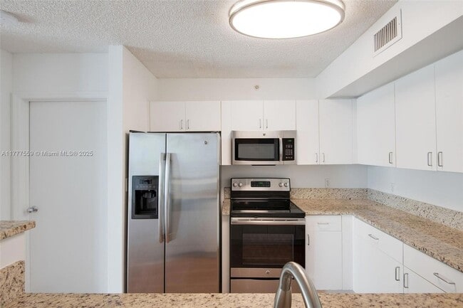 Building Photo - 1111 Brickell Bay Dr