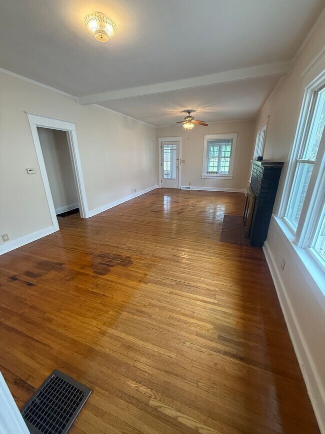 Building Photo - 2 Bed 1 Bath
