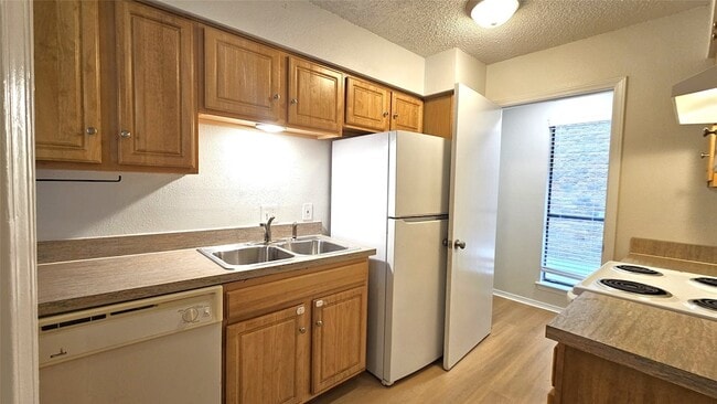 Building Photo - 1605 5th Ave