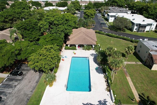 Building Photo - 2710 Riverside Dr