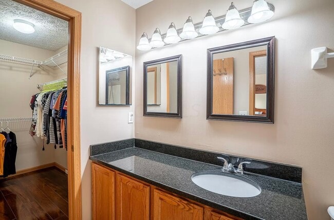 Building Photo - 5865 Summerlawn Dr