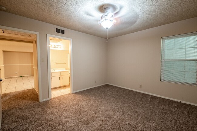 Building Photo - Pointe Condos #56