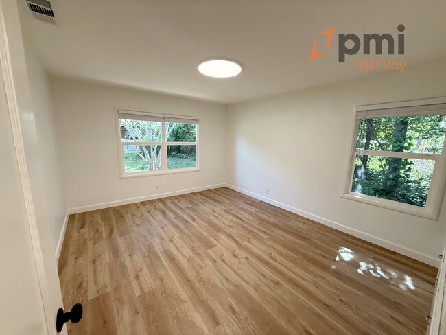 Building Photo - Move-In Ready 3-Bed Haven with Private Cou...