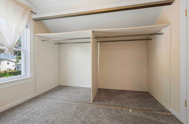 Building Photo - 532 W 5th Ave