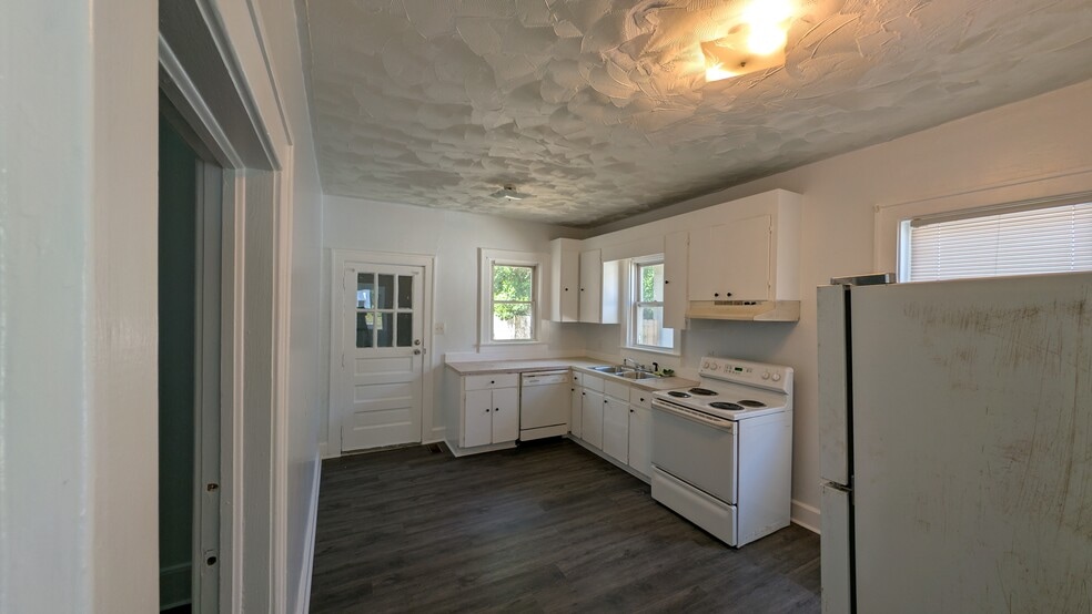 Kitchen - 402 E Mulberry St